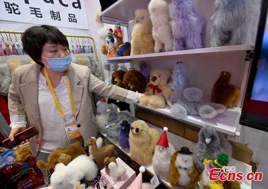 Produtos de lã de alpaca do Peru impressionam visitantes da 3ª Feira Internacional de Importação da China 