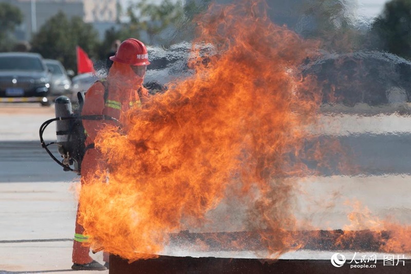 Jiangxi realiza exercício de combate ao incêndio com tecnologia inteligente