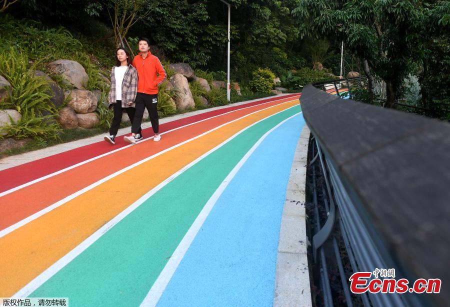 Fuzhou: rua de arco-íris construída em floresta 