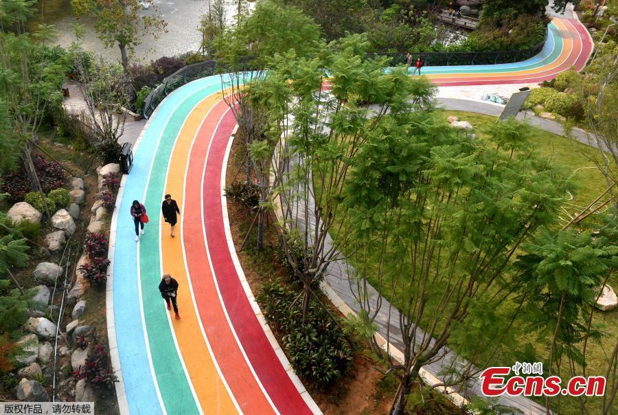 Fuzhou: rua de arco-íris construída em floresta 