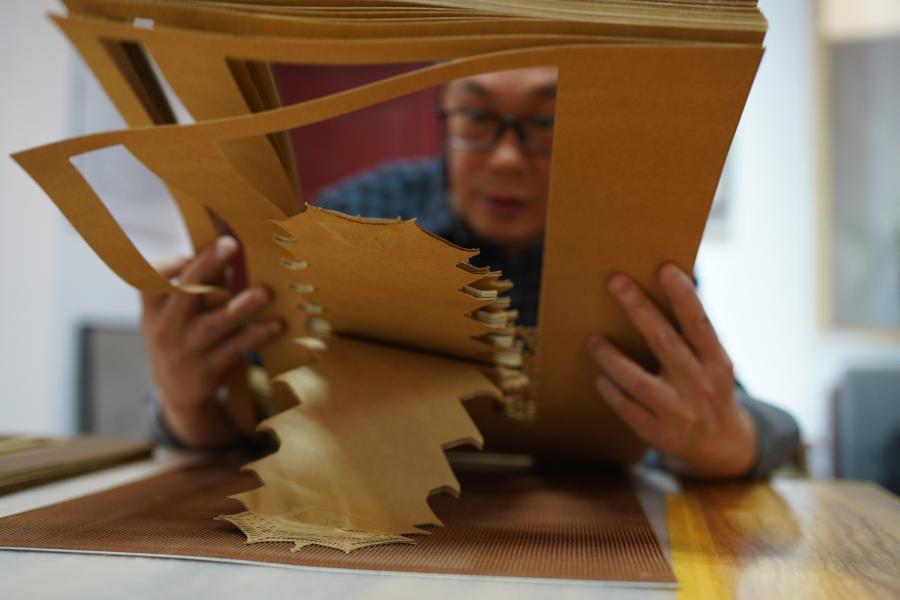 China: artista cria esculturas em papel-3D 