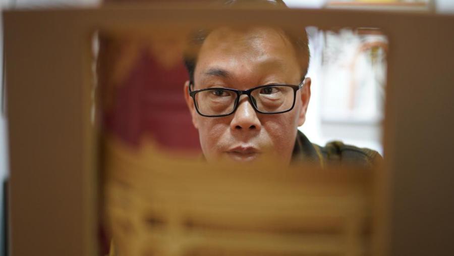 China: artista cria esculturas em papel-3D 