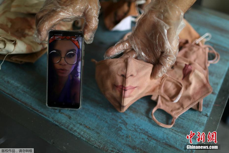 Artista brasileiro pinta rosto em máscaras protetoras