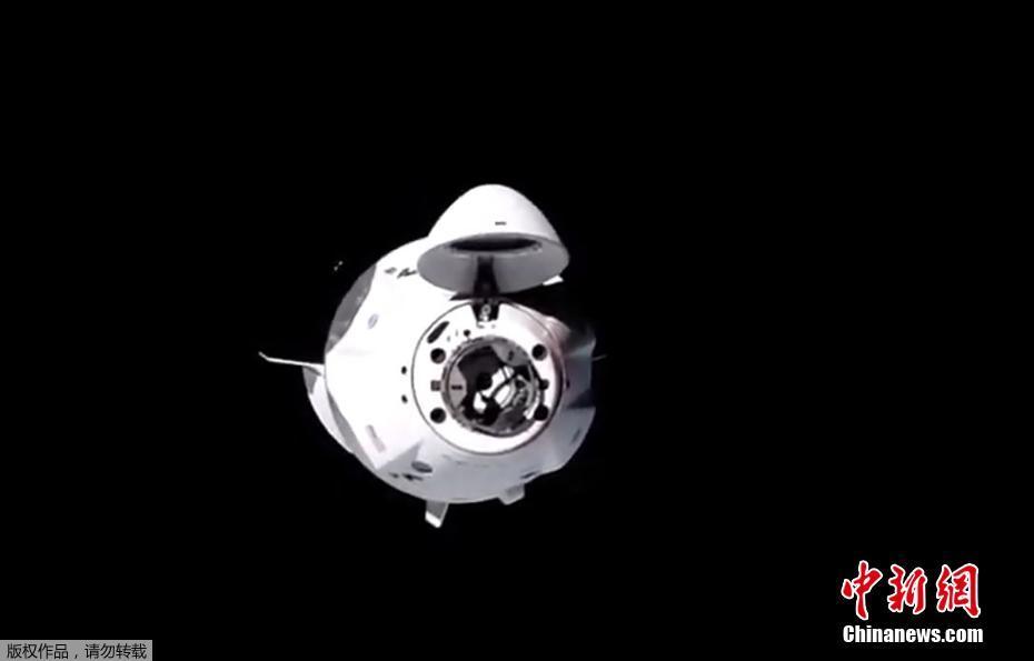 Cápsula Crew Dragon da SpaceX realiza acoplamento na Estação Espacial Internacional