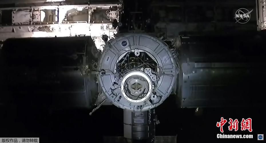 Cápsula Crew Dragon da SpaceX realiza acoplamento na Estação Espacial Internacional
