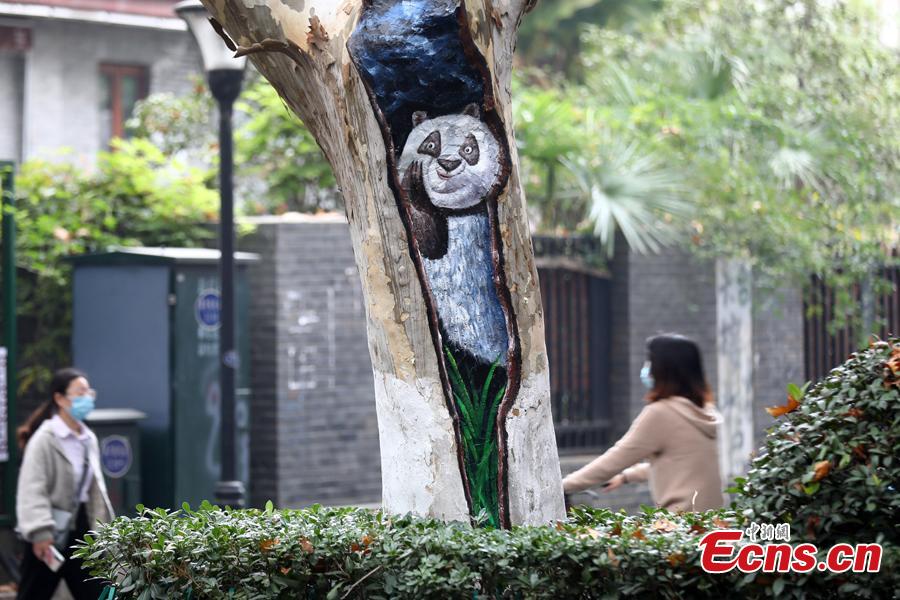 Nanjing: gravuras de animais nas árvores da cidade entretêm locais