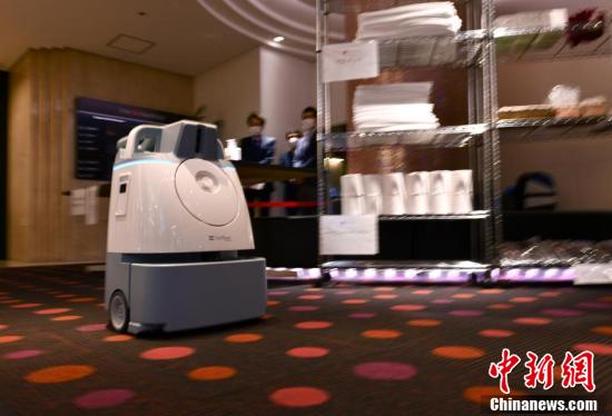 Tóquio: robô patrulha e desinfeta no centro comercial

