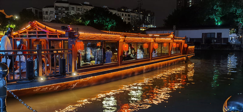 Wenzhou: streamers internacionais fazem um passeio noturno de barco no rio Tang