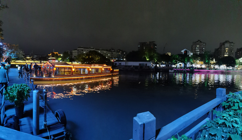 Wenzhou: streamers internacionais fazem um passeio noturno de barco no rio Tang