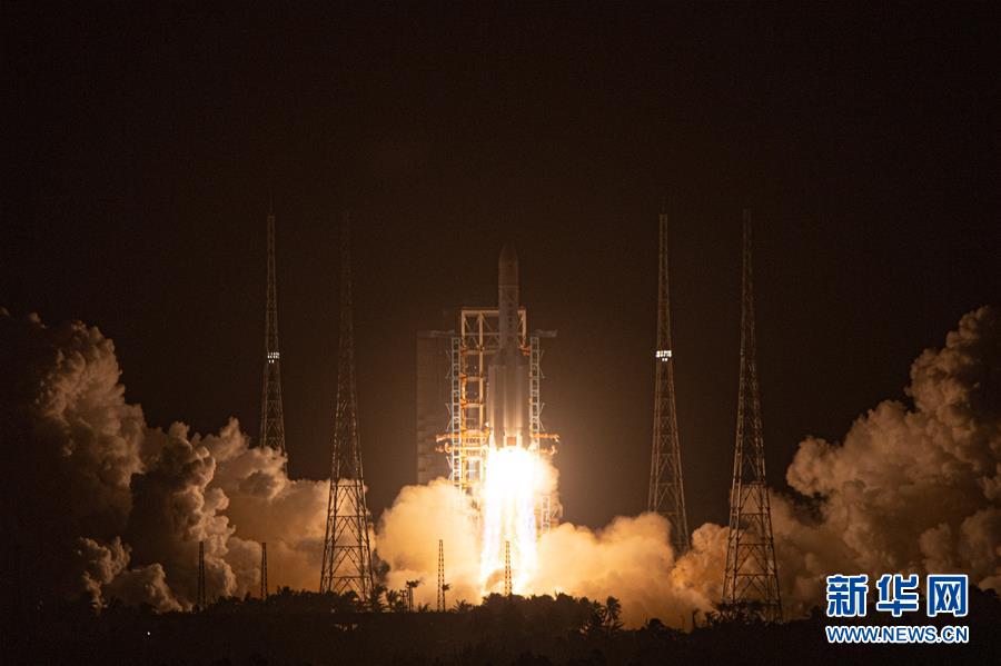 China lança sonda Chang'e-5 para coletar e transportar de volta à terra amostras da lua