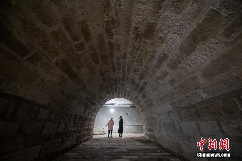 Taiyuan: antiga ponte em arco de pedra sob viaduto moderno