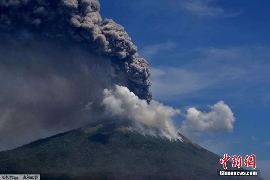 Indonésia: vulcão Lewotolok entra em erupção