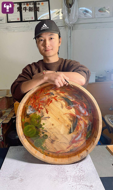 Jovem chinês desenha pinturas realistas em resina 3D com cola