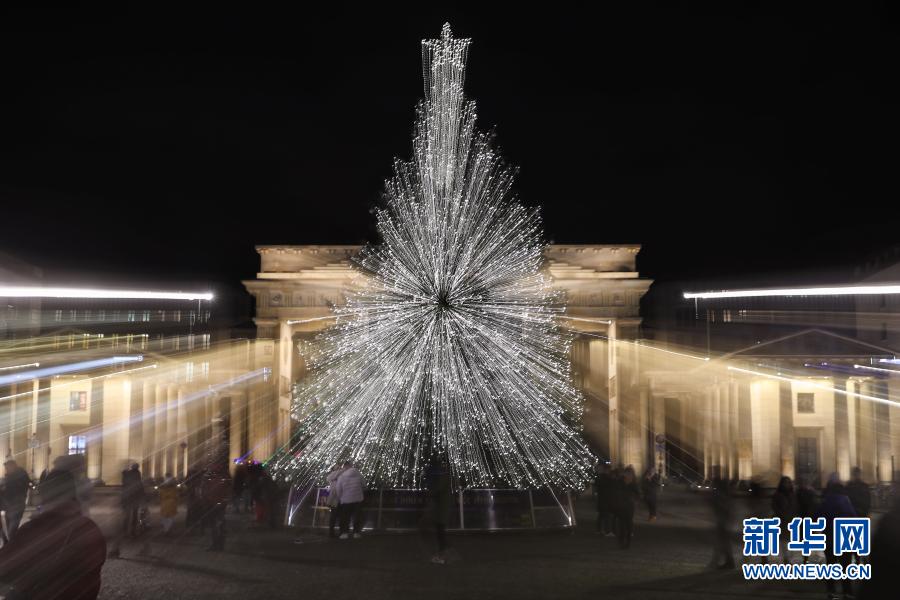 Luzes de Árvore de Natal são acesas em Berlim