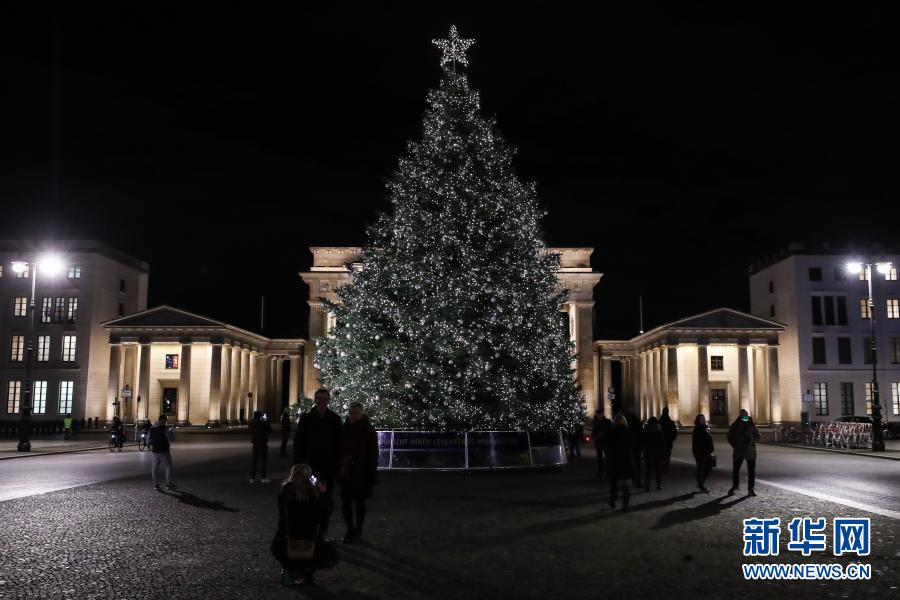 Luzes de Árvore de Natal são acesas em Berlim