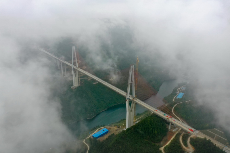 Ponte de Xiangjiang sobre via Expressa Zunyi-Yuqing tem estrutura principal concluída