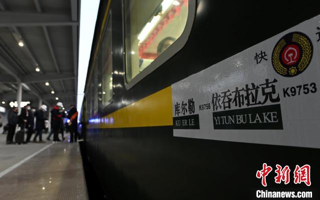 Importante ferrovia entra em operação no oeste da China