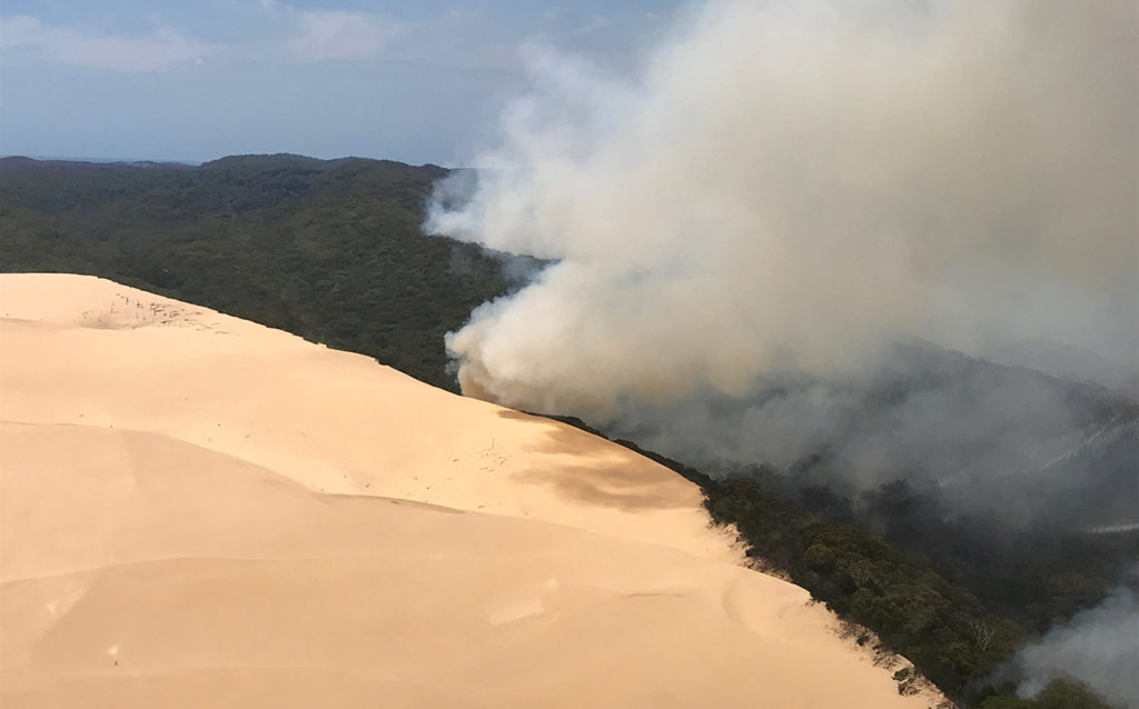 Austrália: ilha Fraser assolada por incêndio florestal