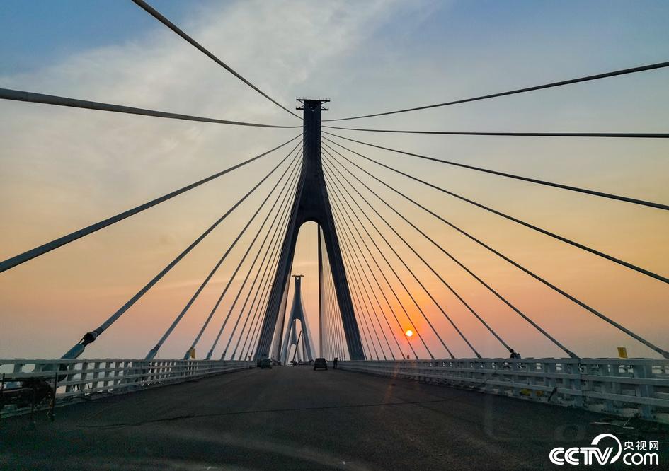 China: maior ponte estaiada do mundo abre ao tráfego