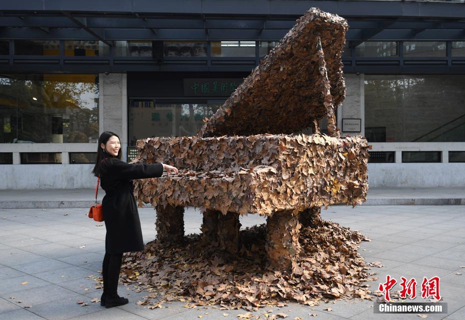 Hangzhou lança instalação artística de folhas outonais 
