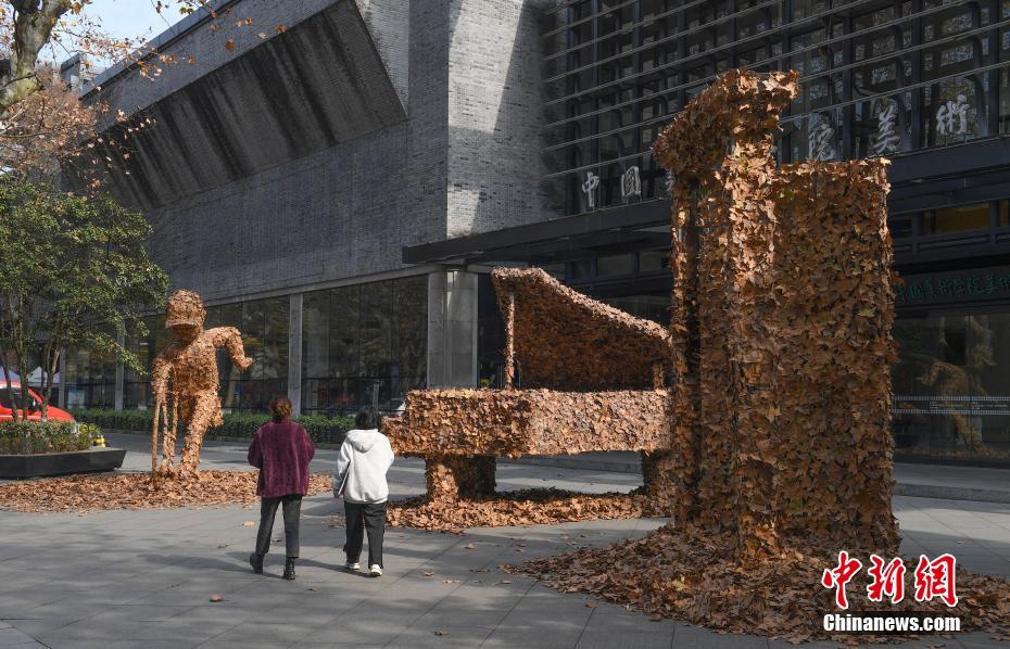 Hangzhou lança instalação artística de folhas outonais 