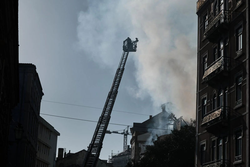 Explosão e desabamento de edifício deixa um desaparecido e cinco feridos em Lisboa