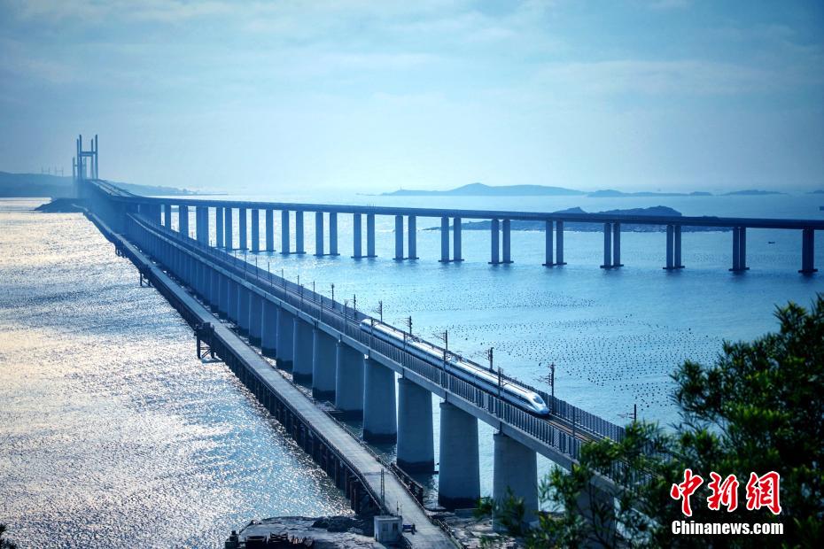 Primeira ponte marítima rodoferroviária da China entra em operação