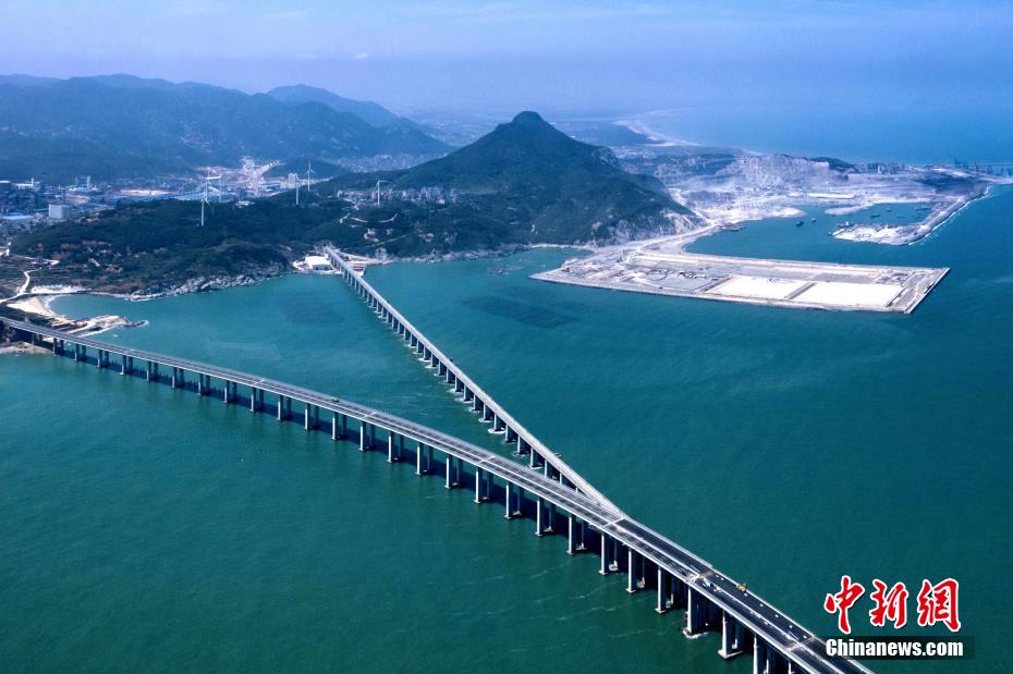 Primeira ponte marítima rodoferroviária da China entra em operação