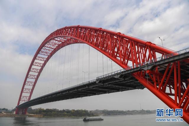 Maior ponte em arco do mundo é aberta ao tráfego