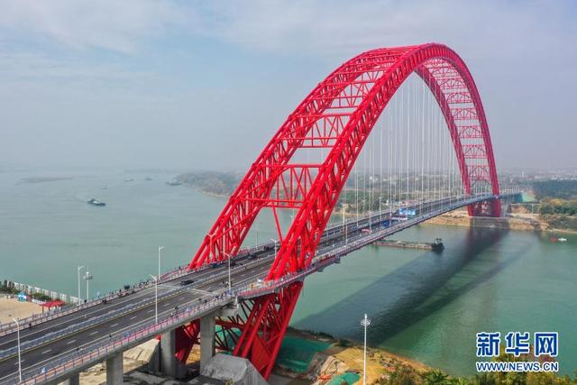 Maior ponte em arco do mundo é aberta ao tráfego