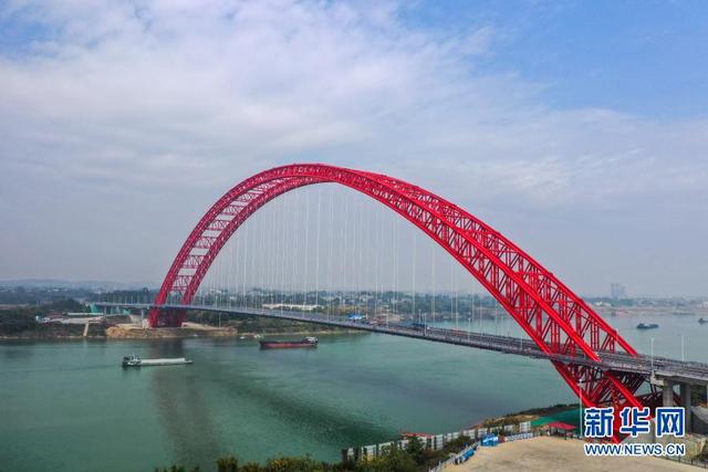 Maior ponte em arco do mundo é aberta ao tráfego