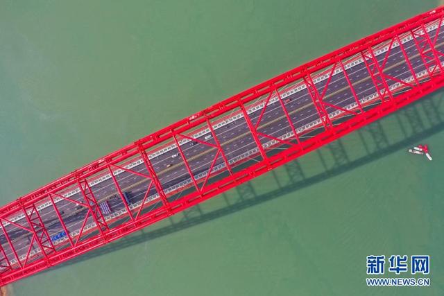 Maior ponte em arco do mundo é aberta ao tráfego