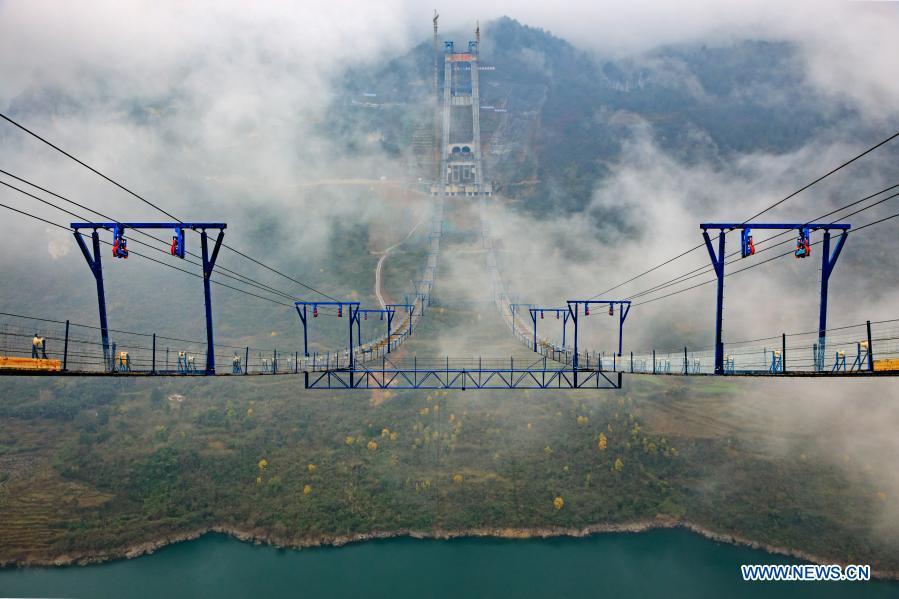 Grande Ponte do Lago Kaizhou em construção no sudoeste da China