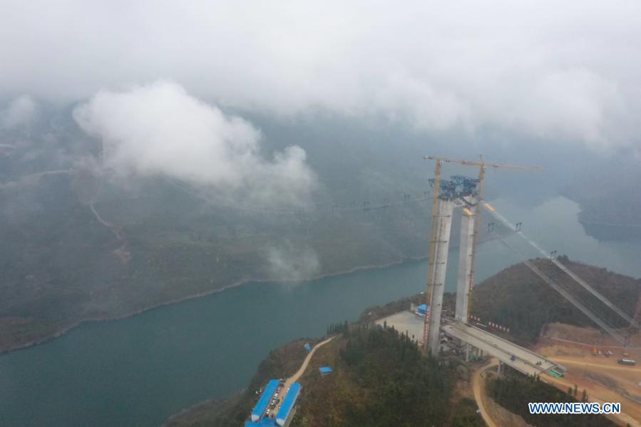 Grande Ponte do Lago Kaizhou em construção no sudoeste da China