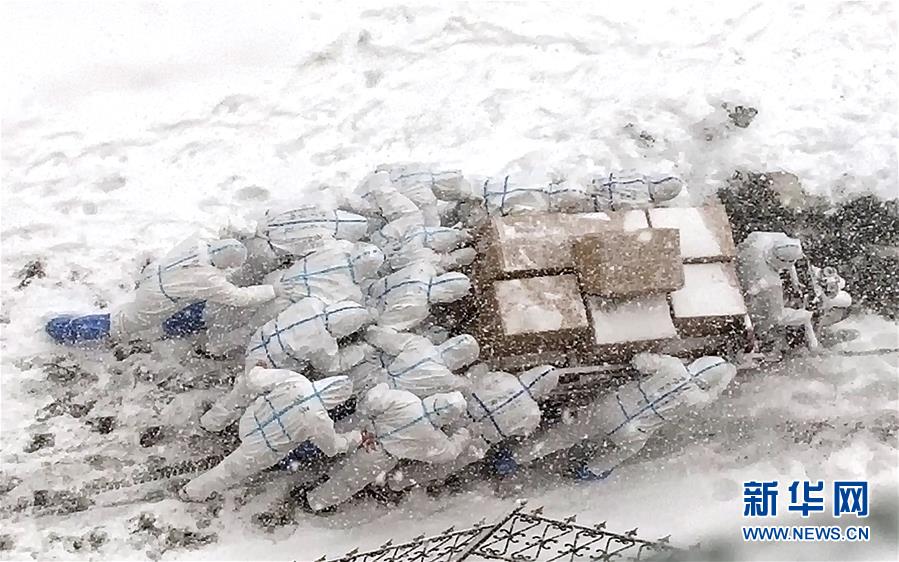 Voluntários universitários entregam suprimentos no vento forte e na neve