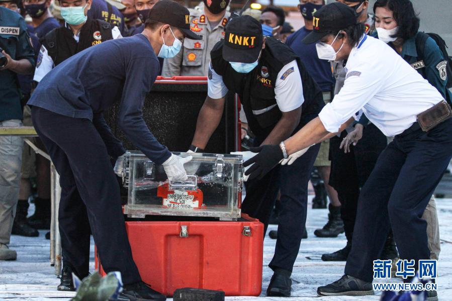 Caixa-preta de avião que caiu na Indonésia é recuperada