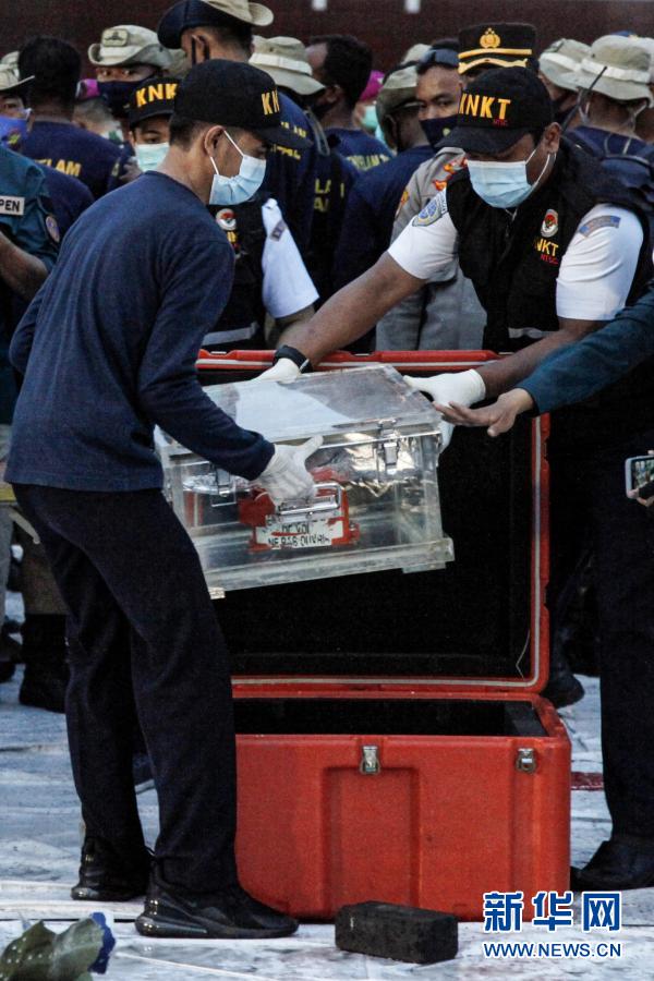 Caixa-preta de avião que caiu na Indonésia é recuperada