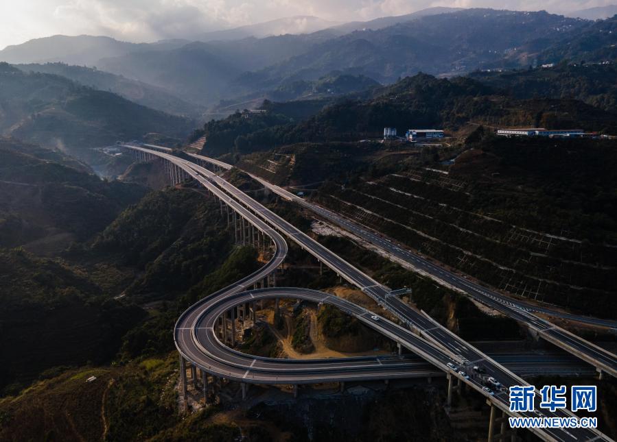 Todas as 16 cidades e prefeituras autônomas de Yunnan tem acesso a vias expressas