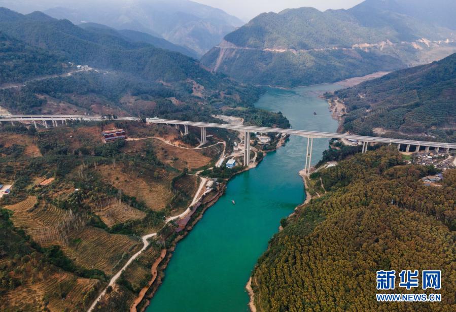Todas as 16 cidades e prefeituras autônomas de Yunnan tem acesso a vias expressas