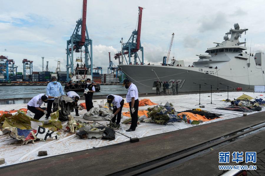 Equipe de resgate continua buscas por avião que caiu na Indonésia