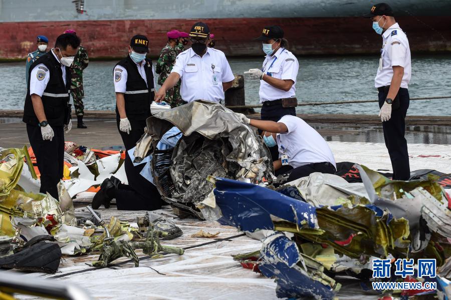 Equipe de resgate continua buscas por avião que caiu na Indonésia