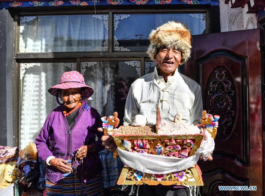 Aldeões tibetanos comemoram Ano Novo dos agricultores em novas residências