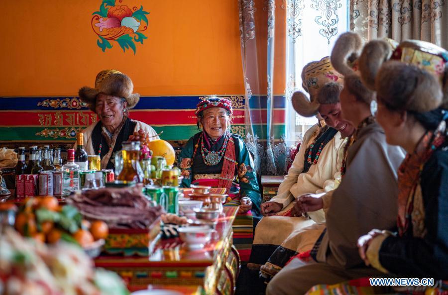 Aldeões tibetanos comemoram Ano Novo dos agricultores em novas residências