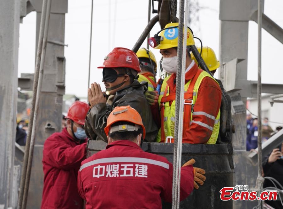 China: 11 mineiros resgatados 14 dias após explosão