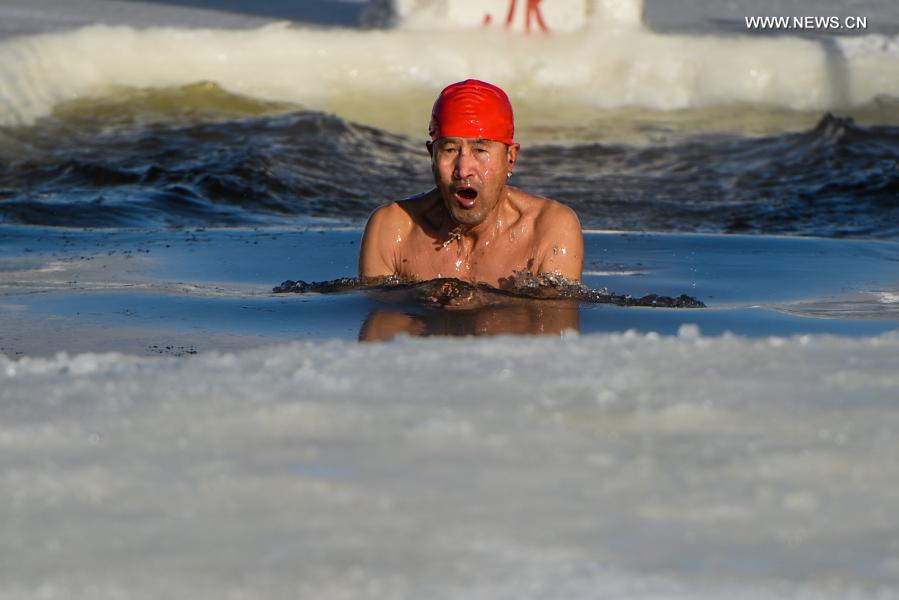 Amador de natação invernal enfrenta temperaturas negativas da Mongólia Interior