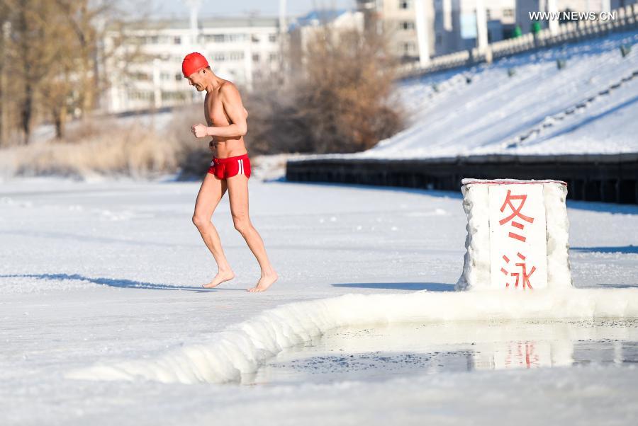 Amador de natação invernal enfrenta temperaturas negativas da Mongólia Interior