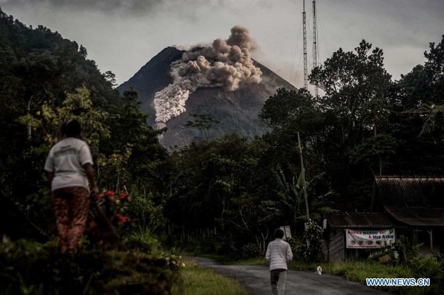 Indonésia: Merapi entra em erupção