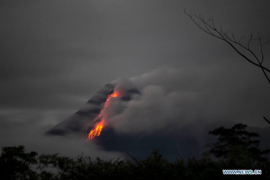 Indonésia: Merapi entra em erupção