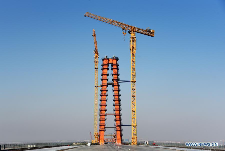 China avança com a construção da ponte suspensa de três torres mais longa do mundo 
