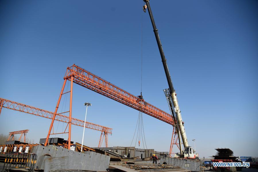 China avança com a construção da ponte suspensa de três torres mais longa do mundo 